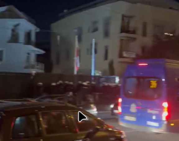 Grupa građana ispred TV Pink-a, kordon policije štiti zgradu