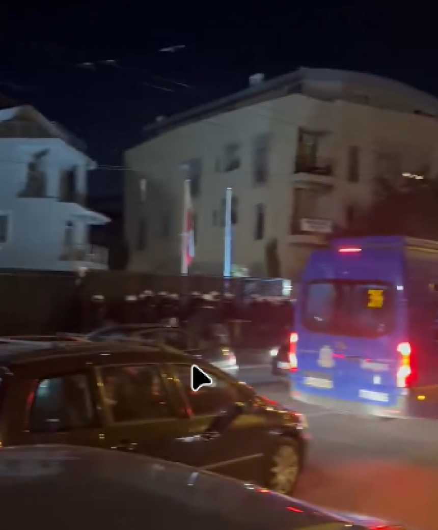 Grupa građana i ispred TV Pink-a, kordon policije štitio zgradu