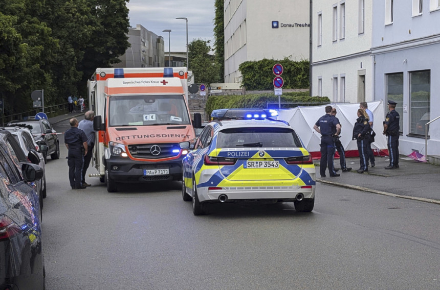 Nekoliko osoba povrijeđeno kada je automobil uletio u grupu ljudi u Njemačkoj