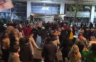 Grupa građana sinoć ispred RTS-a, okupljanje bilo mirno (VIDEO)