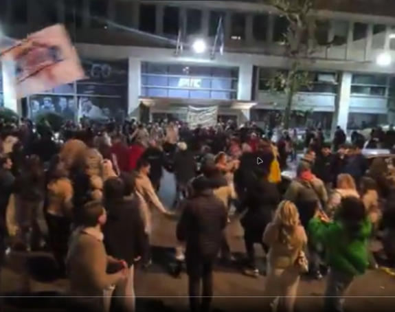 Grupa građana sinoć ispred RTS-a, okupljanje bilo mirno (VIDEO)