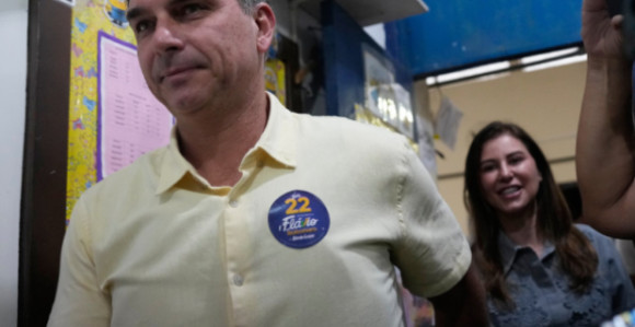 Flavio Bolsonaro sa porodicom pobjegao u Majami nakon izbora