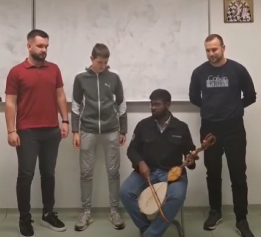 Student iz Indije oduševio sviranjem gusala (VIDEO)
