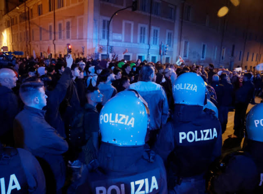 Neredi na ulicama, policija koristila vodene topove