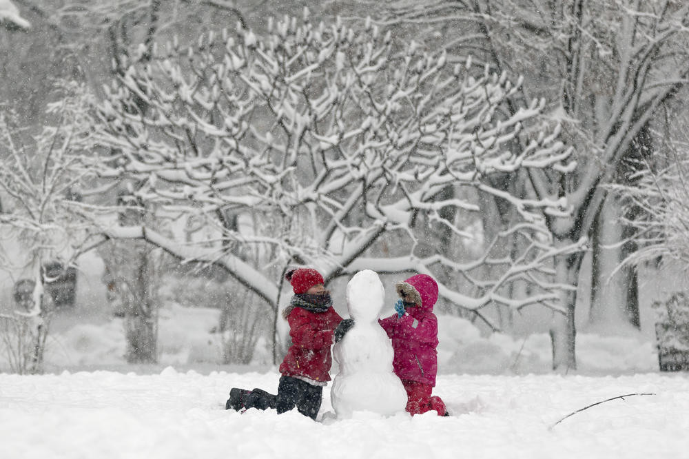 It snows it s winter. рисунок для детей snowy. It snows it s winter. череповец первый снег. Snowy карточки.