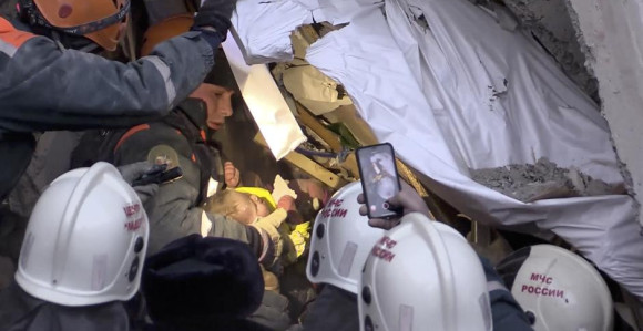 У рушевинама нађена жива беба