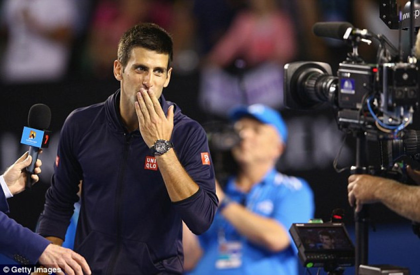 Video - Nole oduševio radničku klasu: Pjevao zaposlenima na AO!