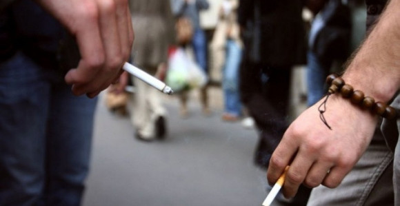 Đaci školski odmor koriste za cigaretu