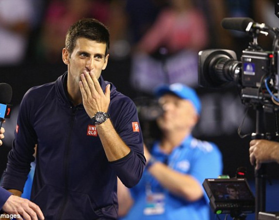 Video - Nole oduševio radničku klasu: Pjevao zaposlenima na AO!