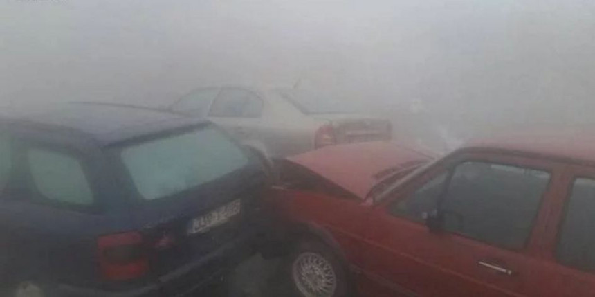 Sudar devet vozila zbog guste magle