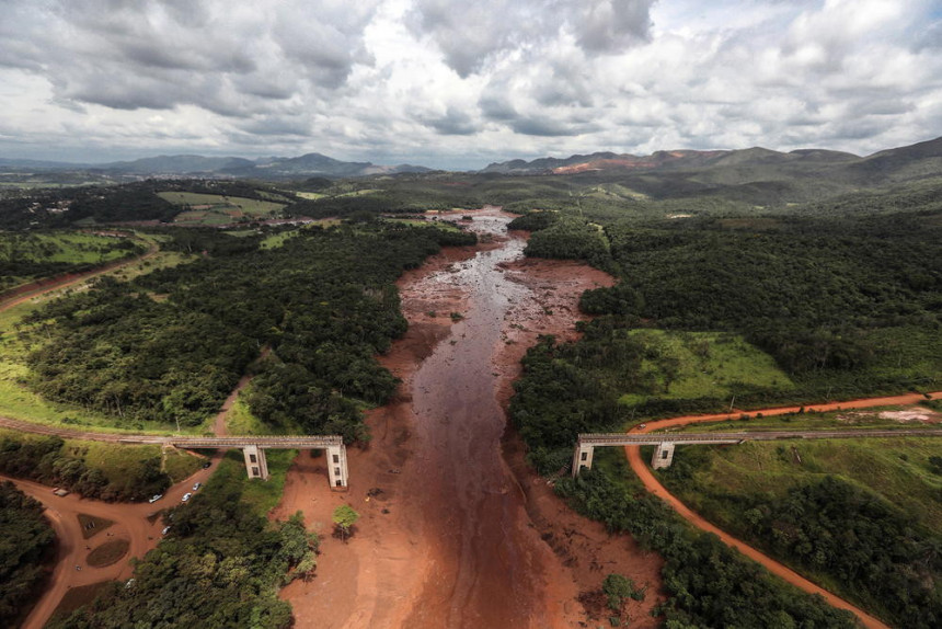 Snimak pucanja brane u Brazilu