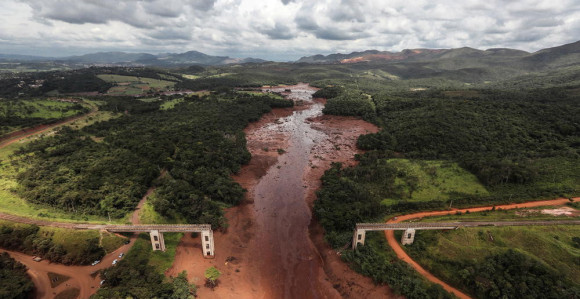 Snimak pucanja brane u Brazilu