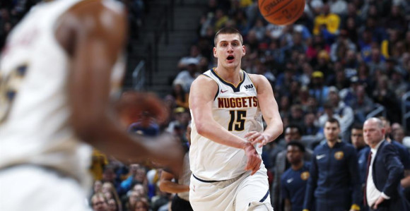 Око њега вриште и плачу због Ол стара, а Јокић "кул"!