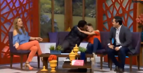 Poslanik poljubio voditeljku na silu