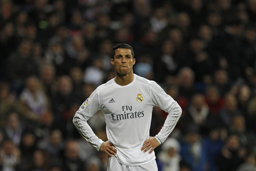 Video: Ronaldo "pljunuo", pa "polizao"!