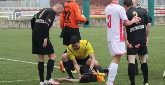 Video - BiH: Sudija spasao život fudbaleru!