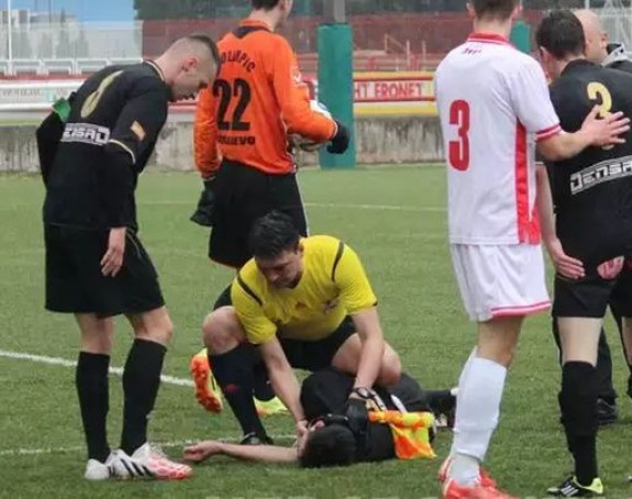 Видео - БиХ: Судија спасао живот фудбалеру!