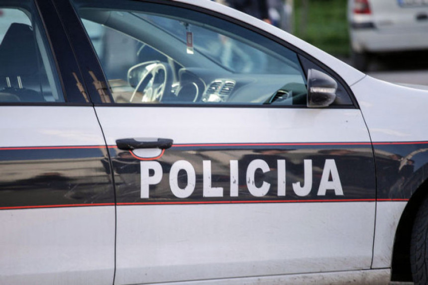 Policijsko vozilo sletjelo u kanal!