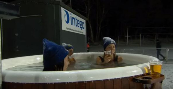 Видео: Џакузи на стадиону - немогуће... или није?!