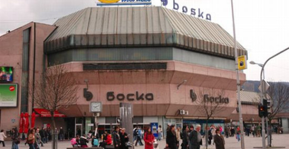 “Boska”: Igranje sa institucijama