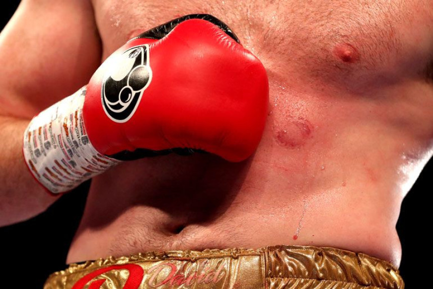 Momak baš ima jak ugriz!