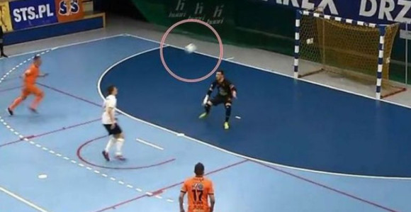 U modi su „panjenke“... Ovaj gospodin to radi u futsalu!