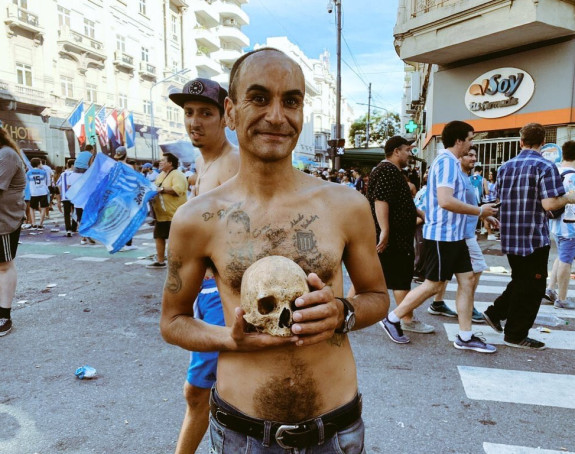 Bolesno: S dedinom lobanjom na proslavu titule!