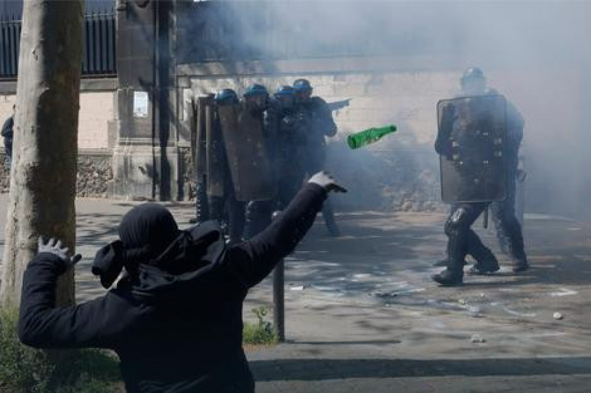 Париз: Демонстранти гађали флашама полицију