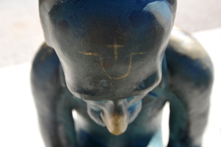Ustaško slovo "U" na čelu skulpture