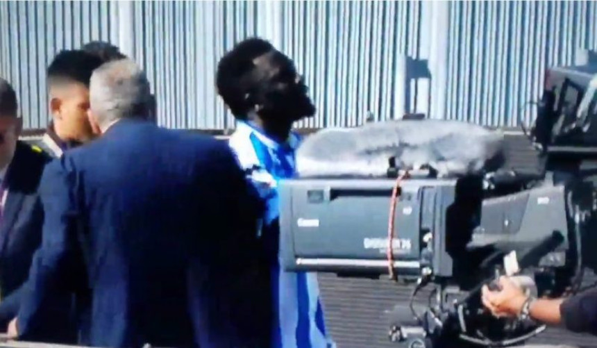 Video: Opet rasizam u Italiji - Muntari napustio teren!