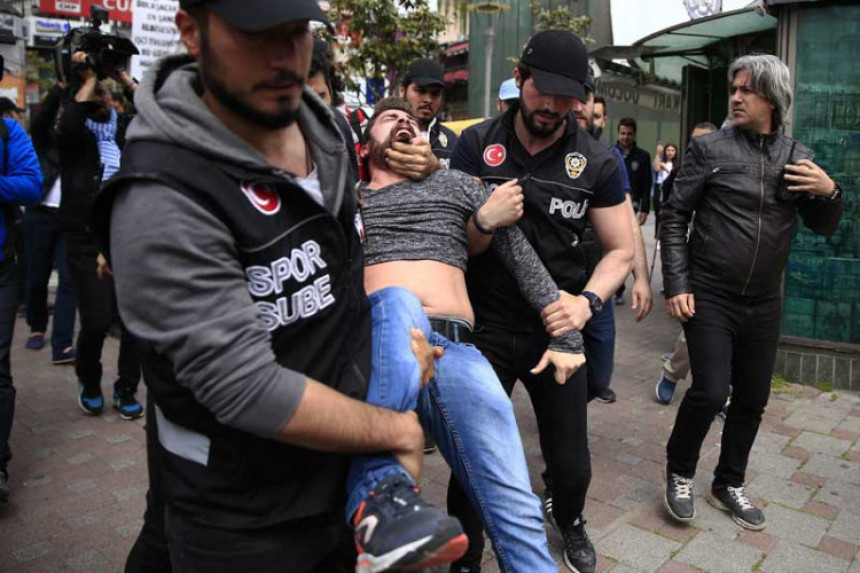 Турска: Полиција бацила сузавац