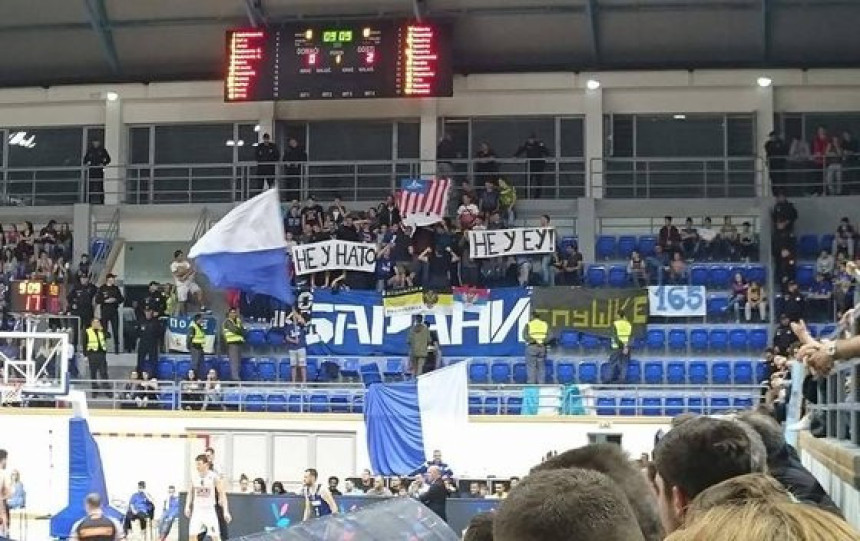 Izbačeni navijači Mornara zbog parole "Ne u NATO"!