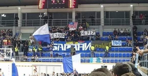 Izbačeni navijači Mornara zbog parole "Ne u NATO"!