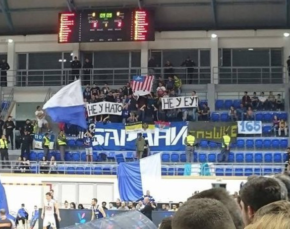 Izbačeni navijači Mornara zbog parole "Ne u NATO"!