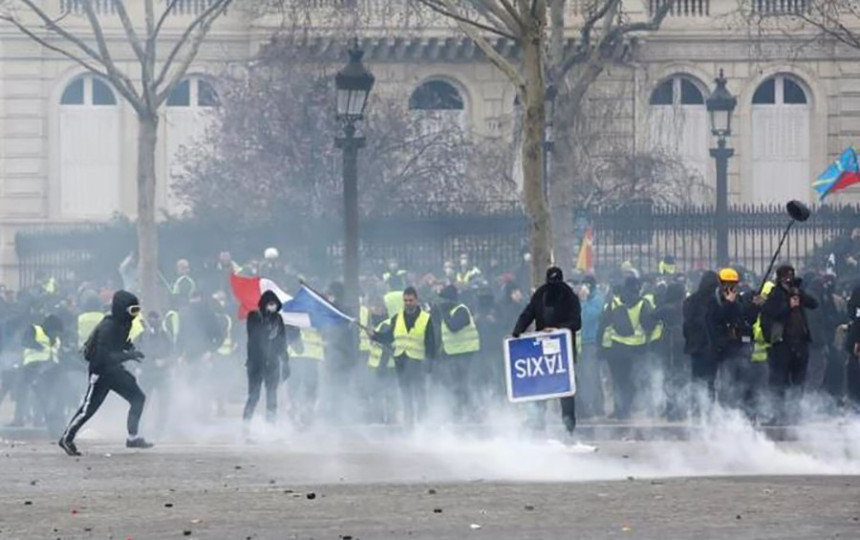 Protesti: Policija bacila suzavac