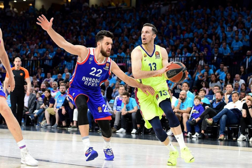 EL: "Dabl-dabl" Micića i 17 trojki Efesa za put na F4!