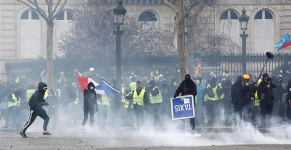 Протести: Полиција бацила сузавац