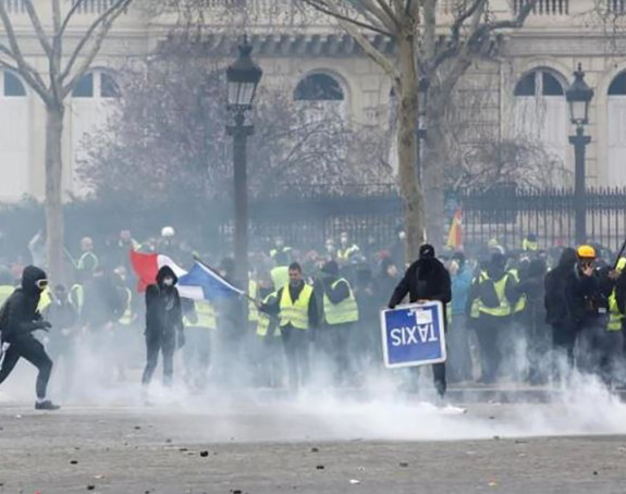 Protesti: Policija bacila suzavac