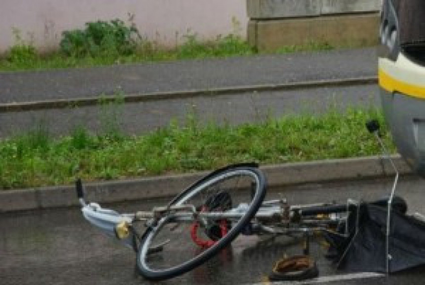 Niš: Atobus oborio i povrijedio biciklistu