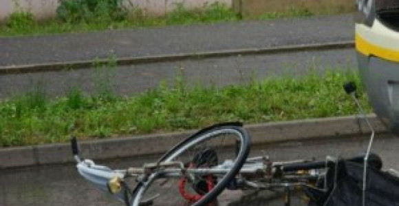 Niš: Atobus oborio i povrijedio biciklistu