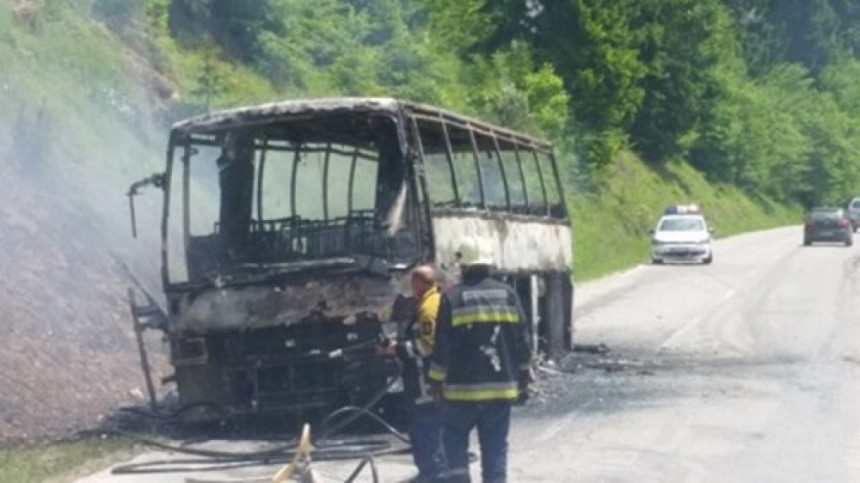 Zapalio se autobus pun djece