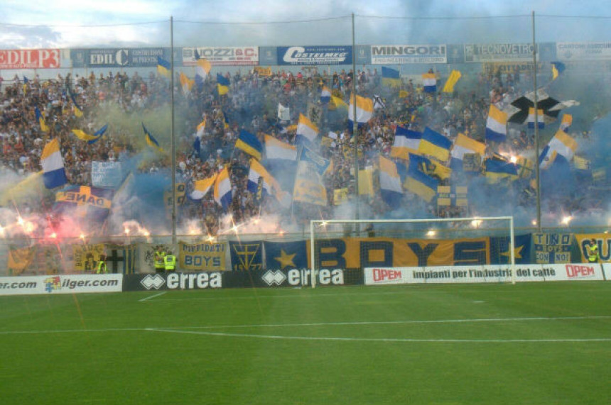 Krstaški se barjak vije, Parma se vraća!