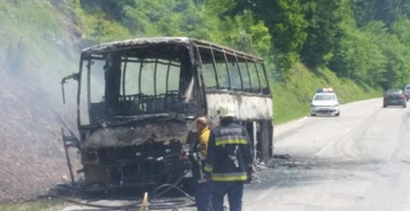 Zapalio se autobus pun djece