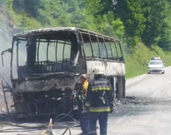 Zapalio se autobus pun djece