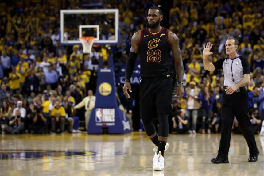 Lebron iznerviran otišao s konferencije!
