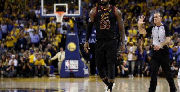 Lebron iznerviran otišao s konferencije!