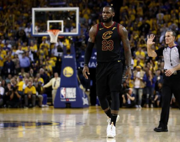 Леброн изнервиран отишао с конференције!