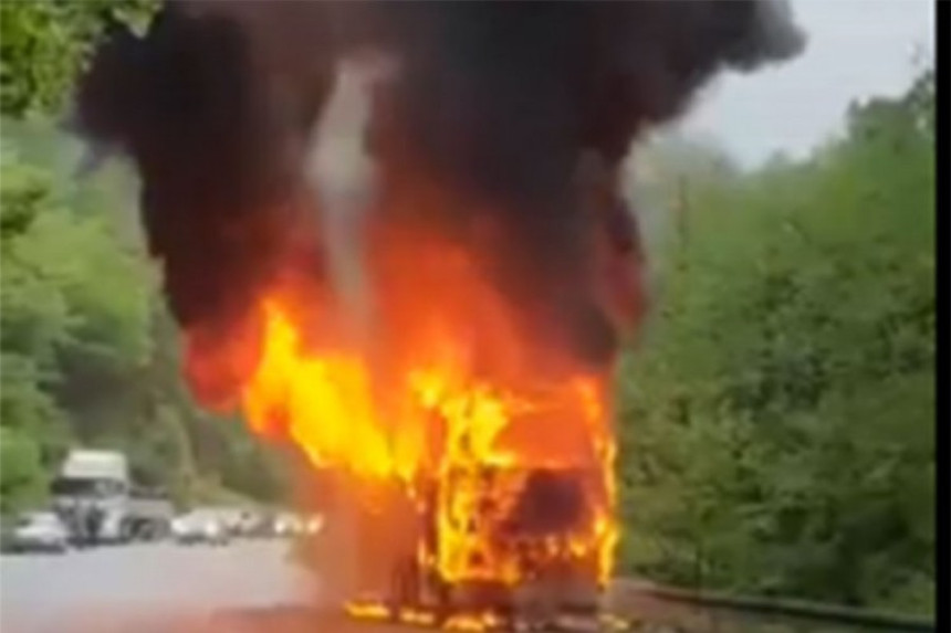 Konjic: Izgorio bus iz Vukovara