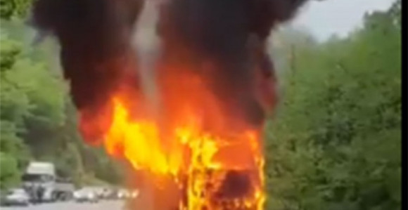 Konjic: Izgorio bus iz Vukovara