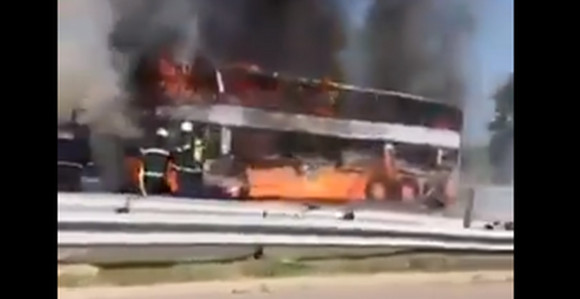 Zapalio se autobus pun putnika